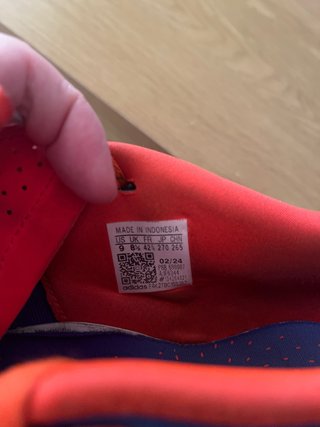 Scarpe da calcio Adidas con tacchetti blu e rossi