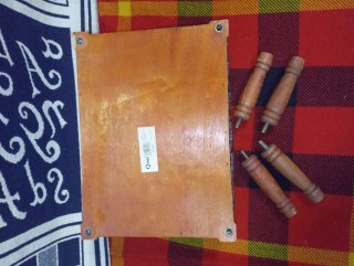 Costurero de madera con tapa a cuadros