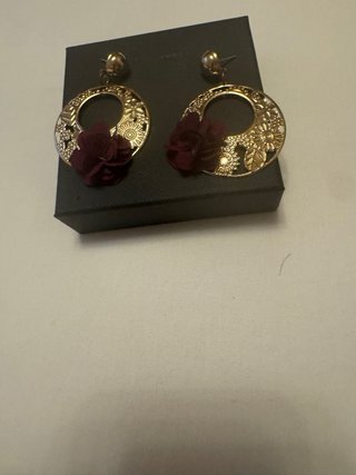 Pendientes dorados con flores burdeos