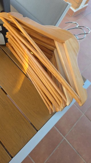Lote de 15 perchas de madera para niños