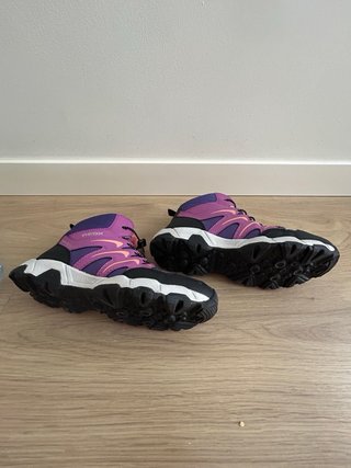 Botas trekking niña Geox moradas y rosas talla 36