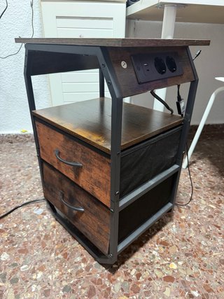 Mesita auxiliar con enchufes y USB