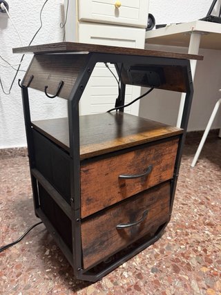 Mesita auxiliar con enchufes y USB