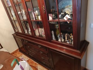 Mueble de salón de madera oscura