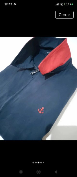 Chaqueta azul con ancla bordada