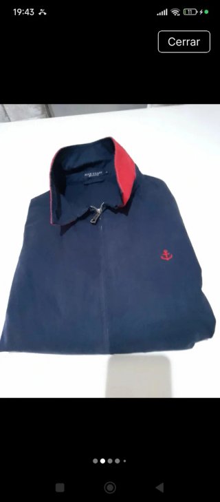 Chaqueta azul con ancla bordada