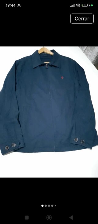 Chaqueta azul con ancla bordada