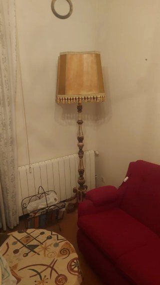 Lámpara de pie antigua de tela y madera