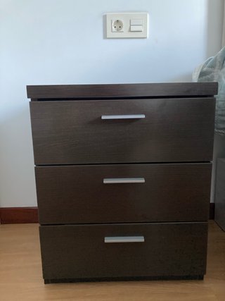 Mesita de noche de madera oscura