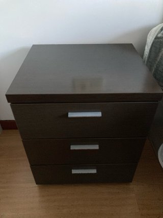 Mesita de noche de madera oscura
