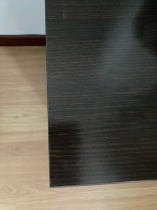 Mesita de noche de madera oscura