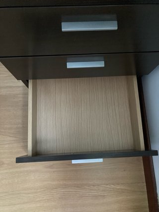Mesita de noche de madera oscura
