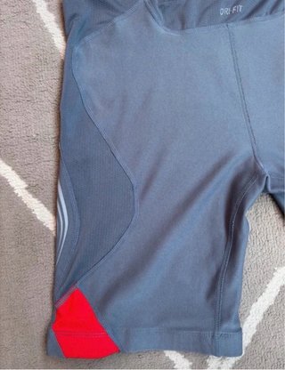 Pantalón corto Nike gris y rojo Talla M