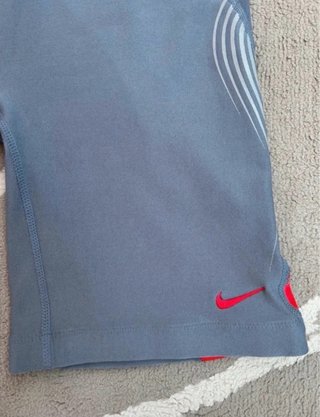 Pantalón corto Nike gris y rojo Talla M