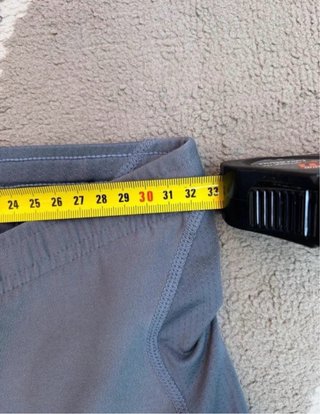 Pantalón corto Nike gris y rojo Talla M