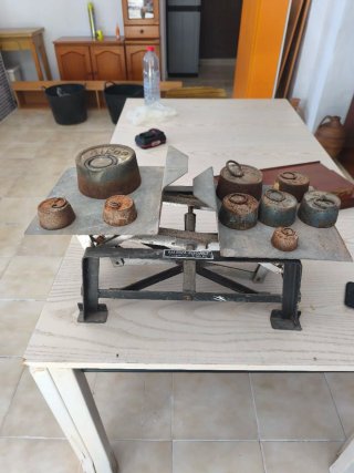 Báscula romana antigua con pesas