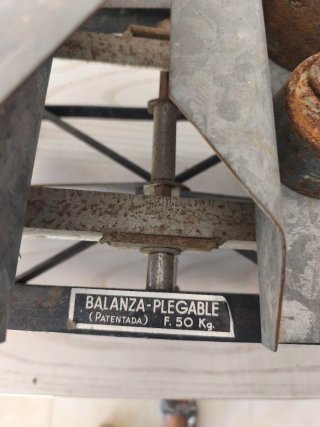 Báscula romana antigua con pesas