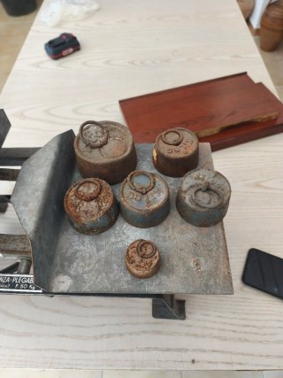 Báscula romana antigua con pesas
