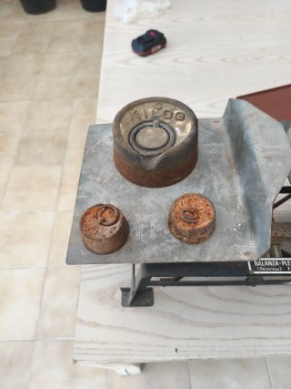 Báscula romana antigua con pesas