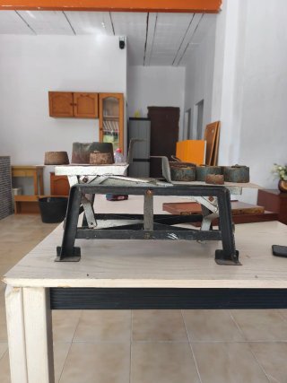 Báscula romana antigua con pesas