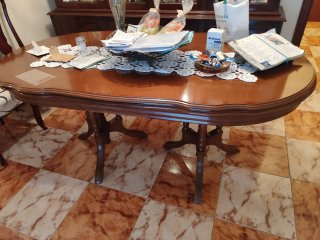 Mesa de salón de madera