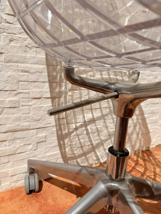 Silla de diseño transparente con ruedas