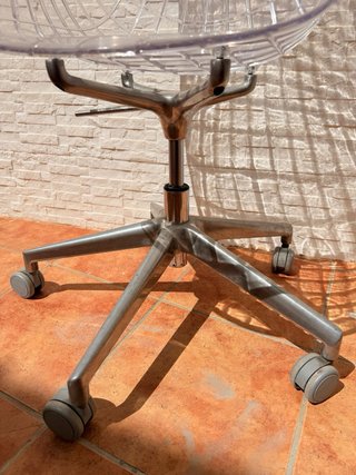 Silla de diseño transparente con ruedas