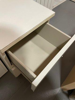 Mesita de noche blanca