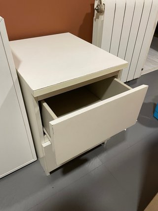 Mesita de noche blanca