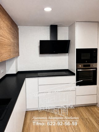 Montaje de cocina con instalación de encimeras y+