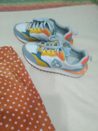 Conjunto: Zapatillas, Falda y Blusa
