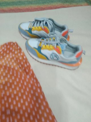 Conjunto: Zapatillas, Falda y Blusa