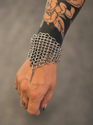 Bracciale a maglie argentato con punta