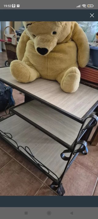 Mesa auxiliar de metal y madera