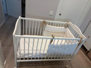 Culla per bambini bianca con ruote