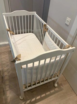 Culla per bambini bianca con ruote