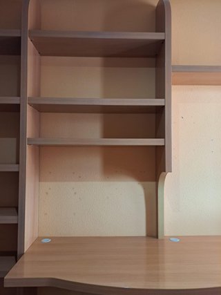 Escritorio con cajonera y estantería.