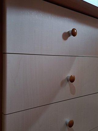 Escritorio con cajonera y estantería.