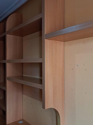Escritorio con cajonera y estantería.