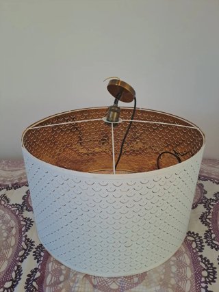 Lámpara de techo Ikea blanca y dorada