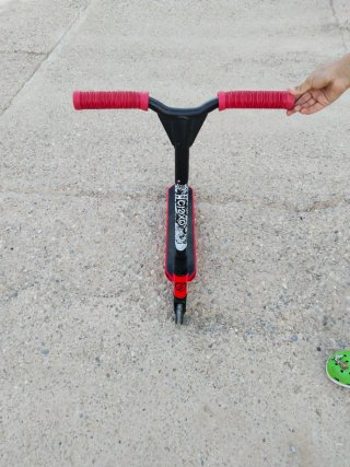 Patinete freestyle rojo y negro