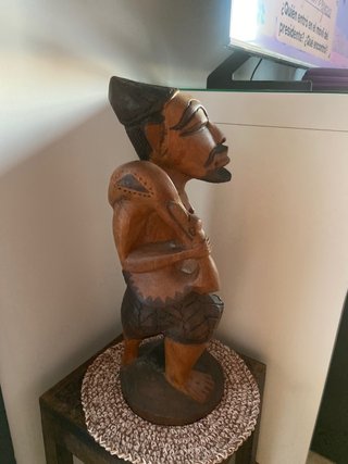 Figura de madera artesanal