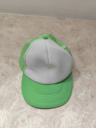 Gorra de rejilla verde y blanca