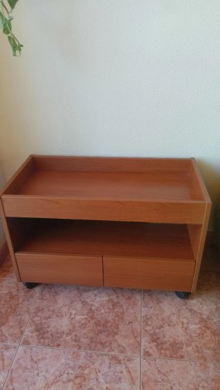 Mesa baja de madera con ruedas