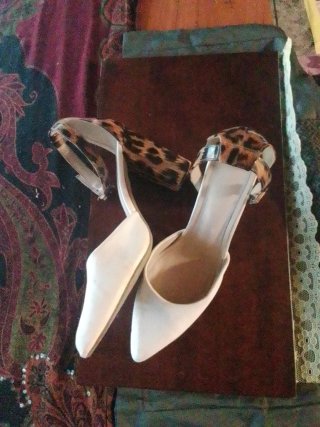 Zapatos de tacón leopardo y beige