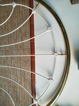 Cabecero de cama metálico dorado y blanco