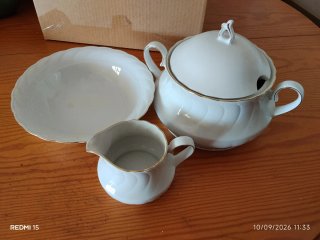 Sopera de porcelana con detalles dorados
