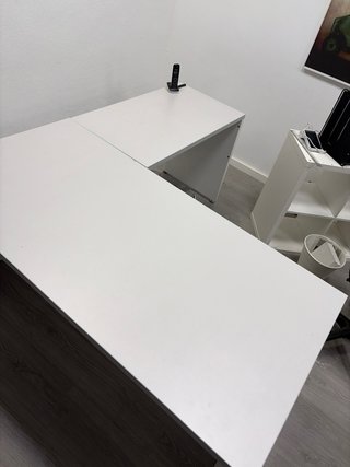 Mesa de escritorio angular blanca