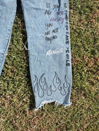 Pantalones vaqueros con textos