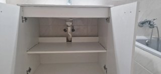 Lavamanos grande con grifo y mueble